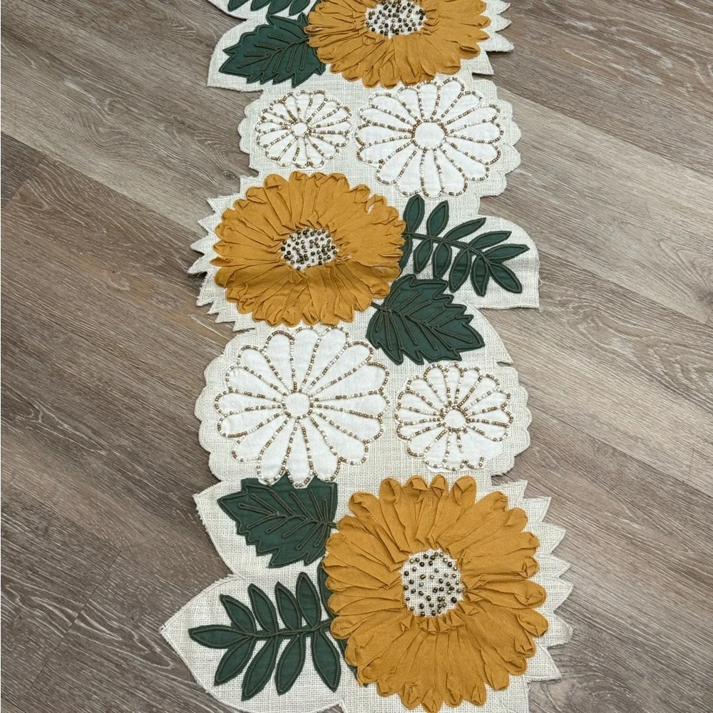 NWT Kohl's Embellished Burlap Sunflower Runner & Placemats Set